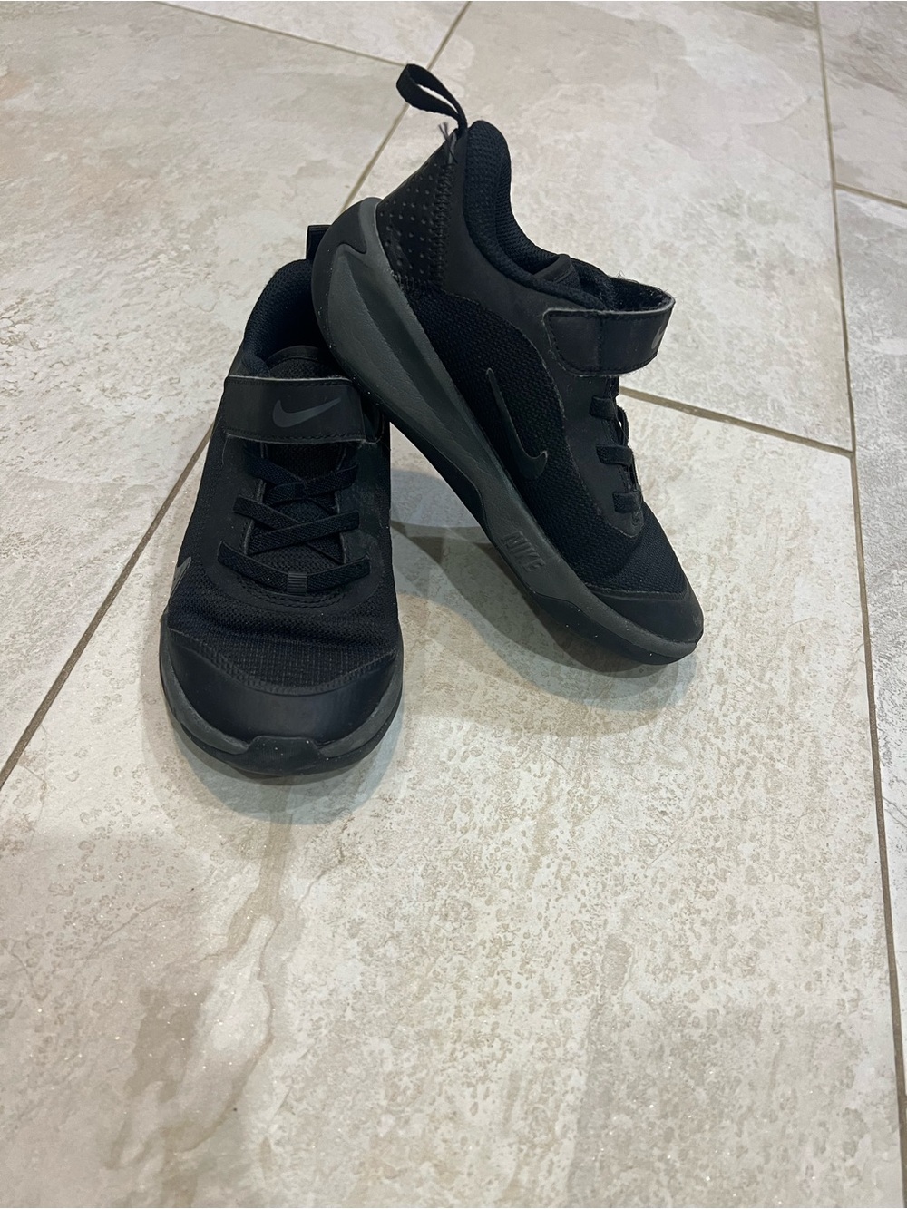 Kids Nike Omni Multi Court Black Athletic Sneakers Sz 12c  all back sneakers